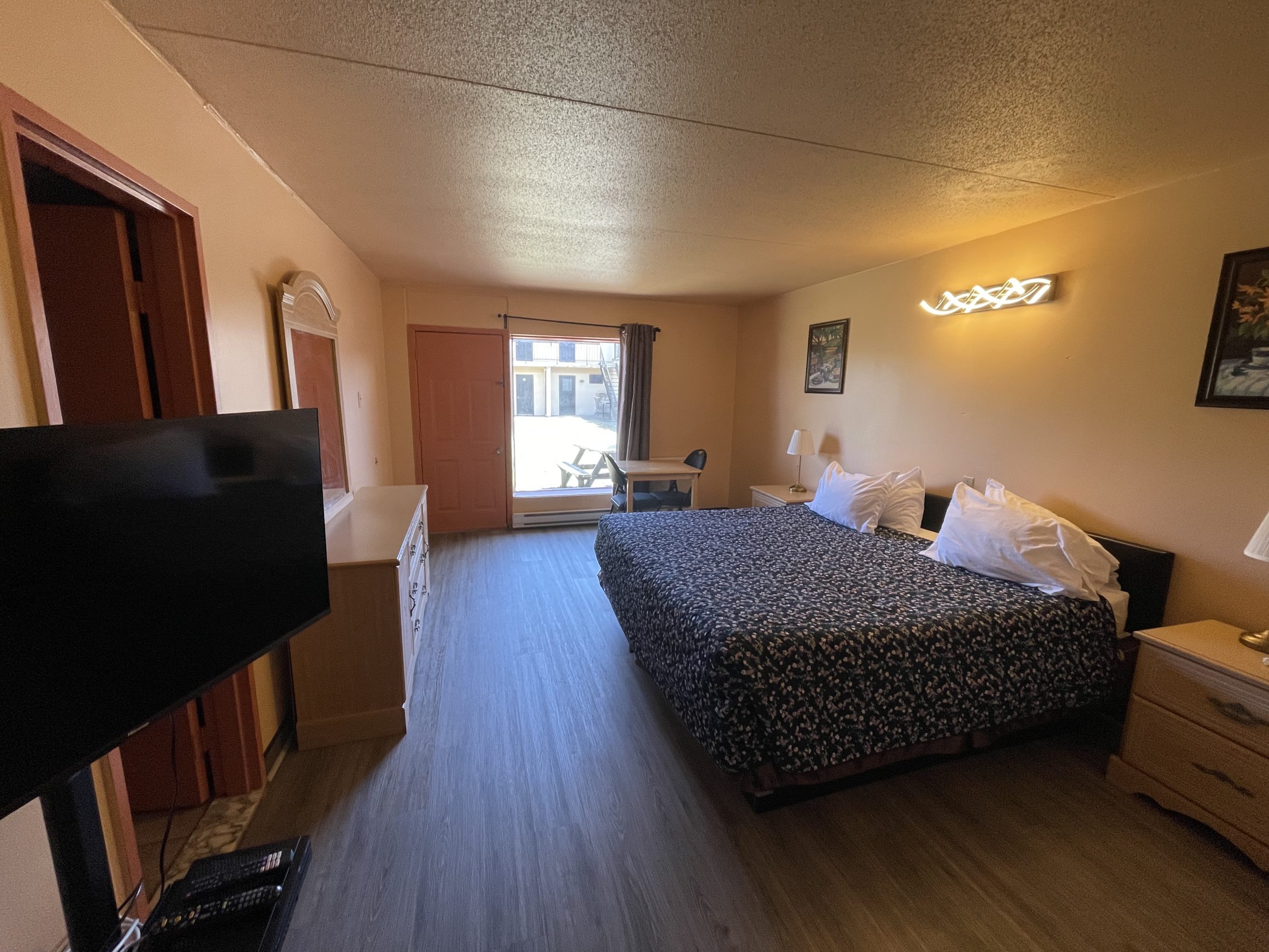 regular-bed-1-king-bed-c