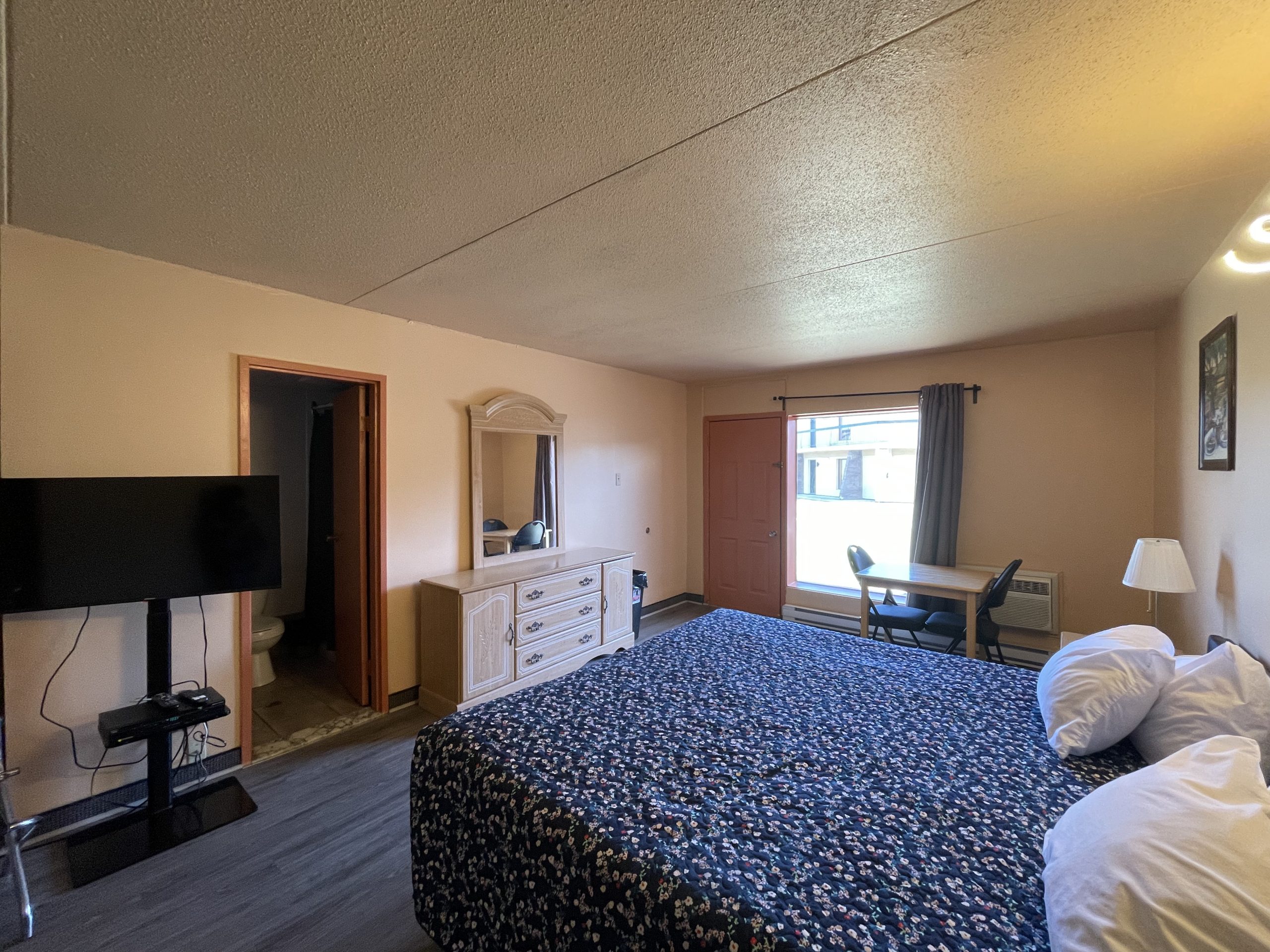 regular-room-1-king-bed-b